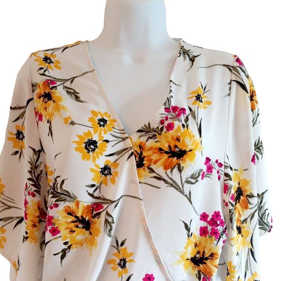 Express V-Neck Floral Print Top - Picture 2 of 8